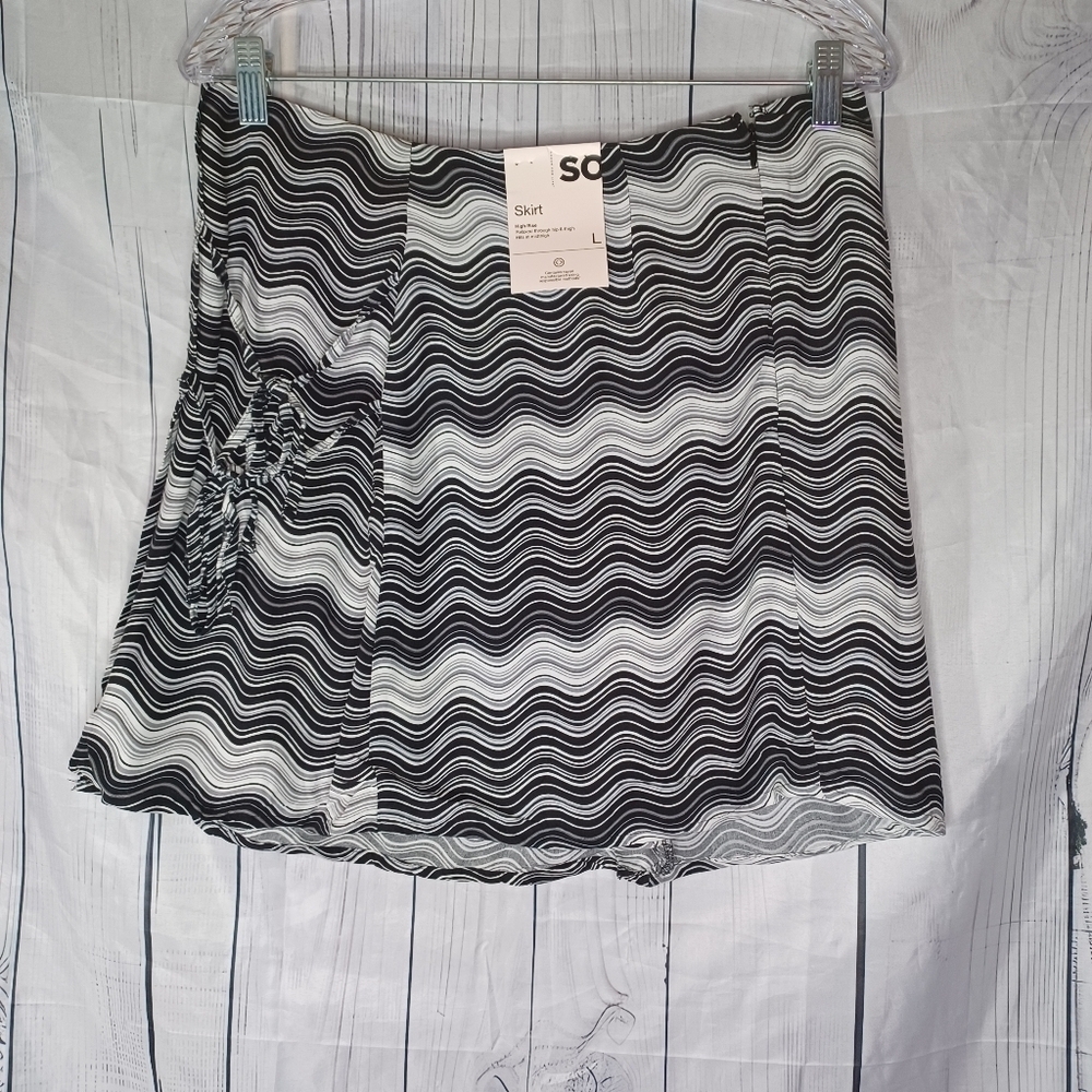 So Junior’s Black and White Wave Pattern Double- Tie Wrap Mini Skirt NWT